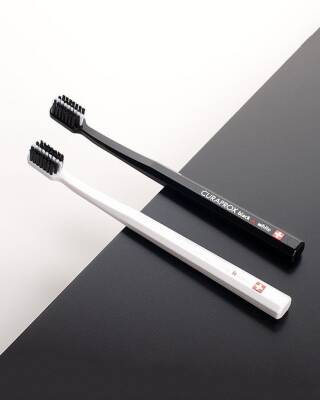 Curaprox Black is White Edition Aktif Karbon Uçlu Diş Fırçası 2 li Paket - 4